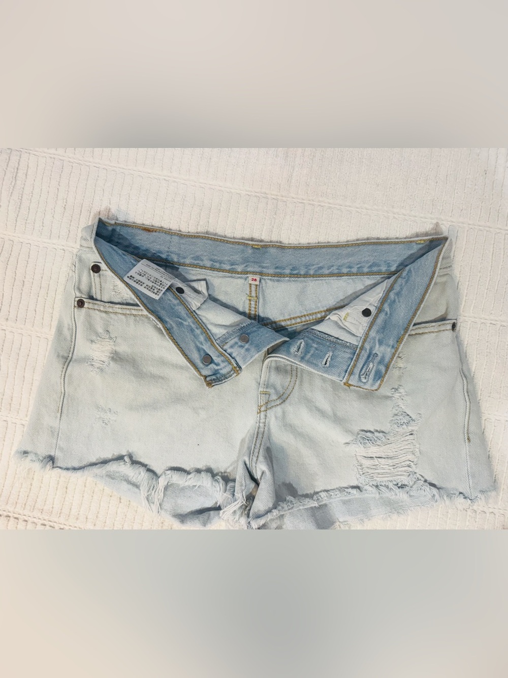 Levi's Women's Light Wash Distressed
Cutoff Denim Shorts Size 28 - Picture 3 of 3